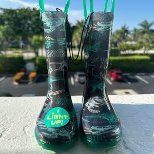Western Chief kids Dinosaur light up rain boots for boys, brand new, kid…
